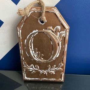 Monogram O wall decor